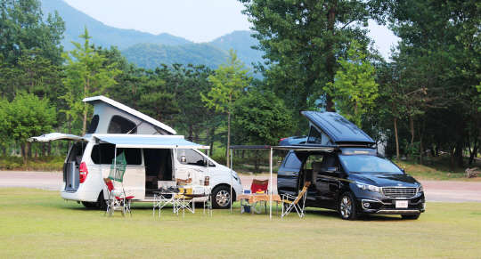 국산 캠핑카 모터홈 모델 '캠피아'(왼쪽)와 오피스카 모델 '비즈모빌'  오텍 제공